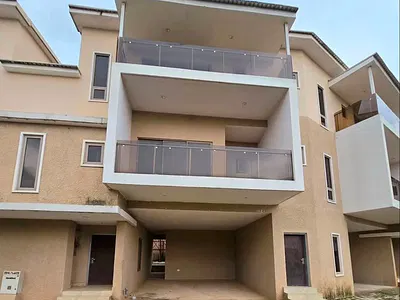 6 Units 4 Bedrooms Terraced Duplex + BQ