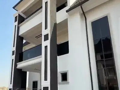 6 Bedroom Fully Detached Duplex with 3 Living Room