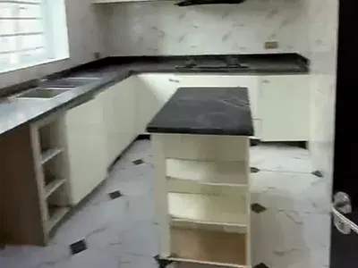 Downstairs Mini Flat with Fully Fitted Kitchen (Video)