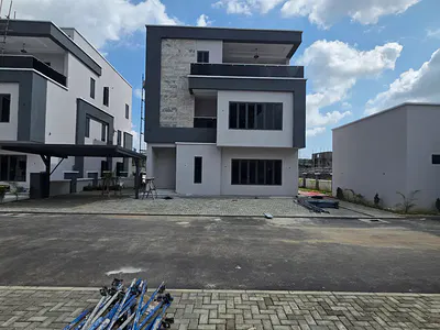 Luxury 5 Bedroom Detached Duplex with Elevator Shaft