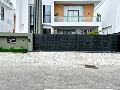 Stunning 5 Bedroom Detached Duplex