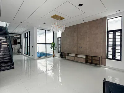 Stunning 5 Bedroom Detached Duplex