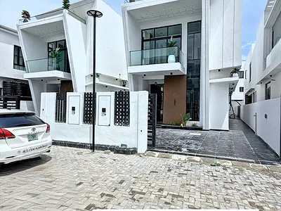 Stunning 5 Bedroom Detached Duplex