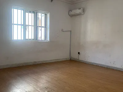 Semi-Master Bedroom (Upstairs) with Ac