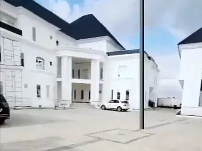 17bedroom Mansion with 14 Sitting Rooms