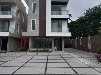 5 Bedroom Fully Detached Duplex with BQ, Pool & Lounge Area