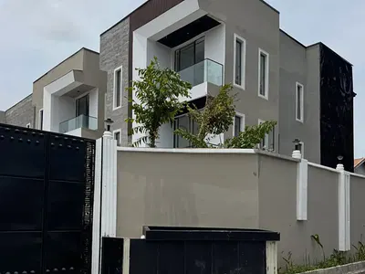 Luxury 4 Bedroom En-Suite Detached House in a Serviced Court