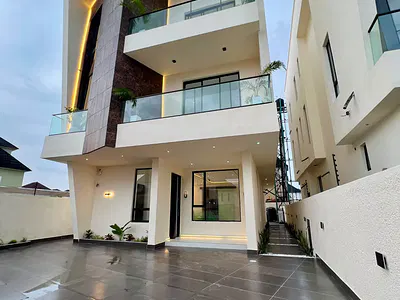 Beautifully Carved 5 Bedroom Luxury Detached Home with Swimming Pool,
