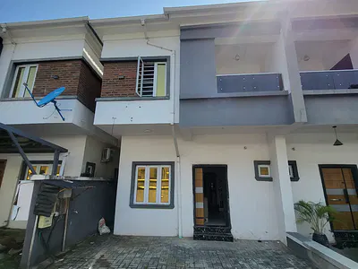 A Room on First Floor in a Semi Detach Duplex in Secure Well Plan Area
