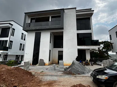 Distress 7 Bedroom Duplex