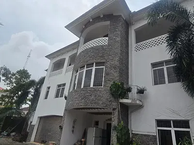 5-Bedroom Detached House on 3 Level with a Garage, Study and Swimming