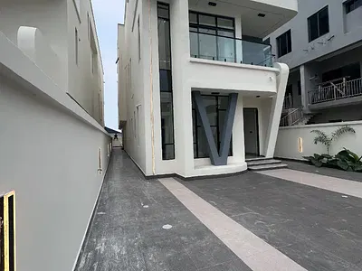 Premium 5 Bed Fully Detached Duplex with a Pool, Cinema & Gym