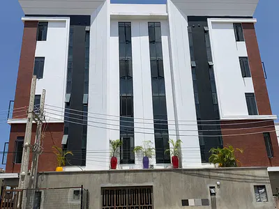 Gorgeous 2 Bedroom Apartment with a Pool, Elevator, Gym