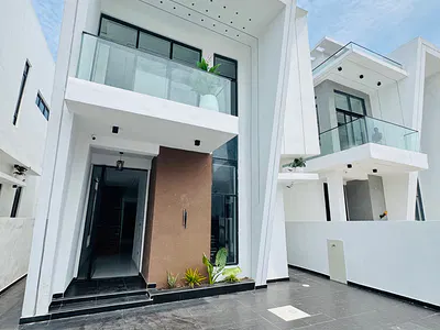 Beautiful 5-Bedroom Detached Duplex with Pool