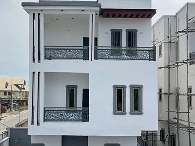 Contemporary 5-Bedroom Duplex