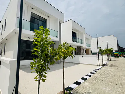 Beautifully Crafted 4-Bedroom Detached Duplex