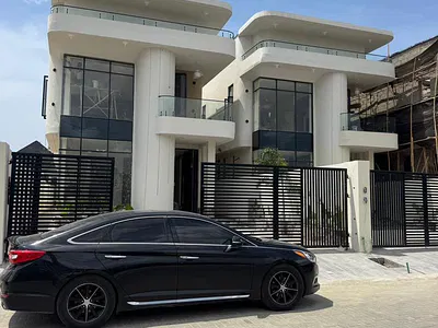 Aesthetically Pleasing, Luxurious 5 Bedroom Detached Duplex