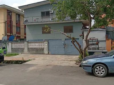 A Block of Flats on a Plot