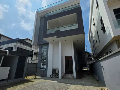 Luxury 5 Bedroom Fully Detached Duplex with Rooftop Pool in an Estate