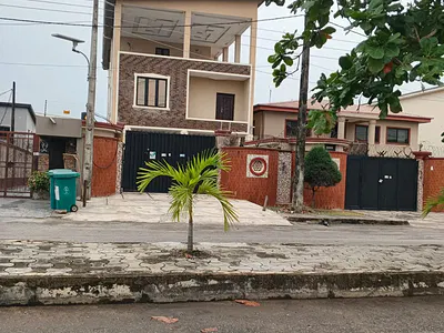 A Spacious 5 Bedroom Full Detached Duplex