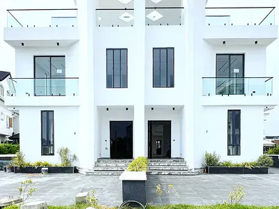 Contemporary Designed 5 Bedroom Home