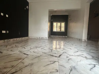 A Spacious Cute 2 Bedroom Flat First Floor