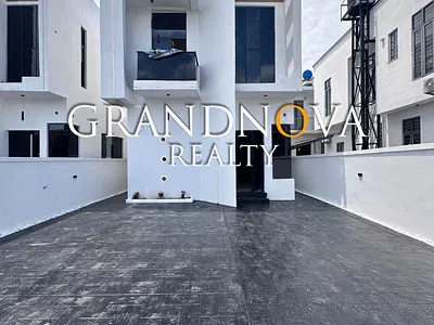 Very Spacious 5 Bedroom Detached Duplex with Pool and Gym