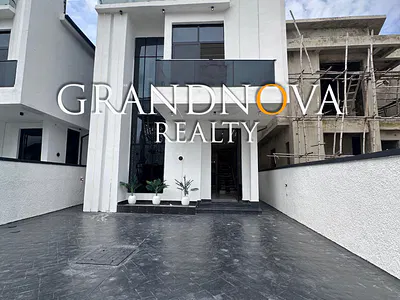 Super Luxury 5 Bedroom Fully Detached Duplex with Pool