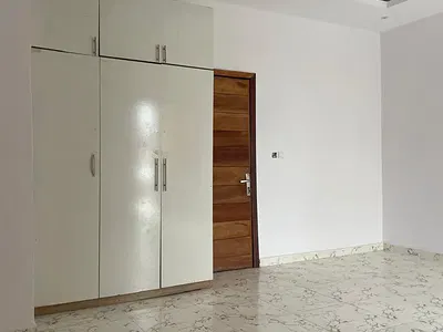Big Modern Master Bedroom Serviced House