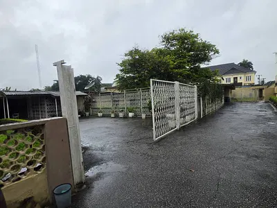 Spacious 9 Bedroom Bungalow with 12 Rooms as B.Q
