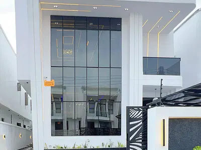 Five Bedroom Duplex with Home Office, Pool