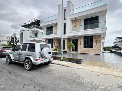 Stunning 5 Bedroom Detached Duplex