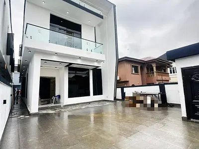 A Capacious 5 Bedroom Detached Duplex with a Pool