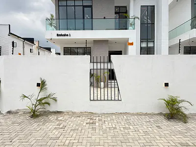 Beautifully Built 4 Bedroom Fully Detached Duplex