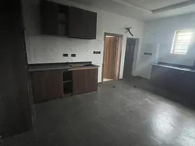 Very Spacious 3 Bedroom Flat Downstairs in an Estate