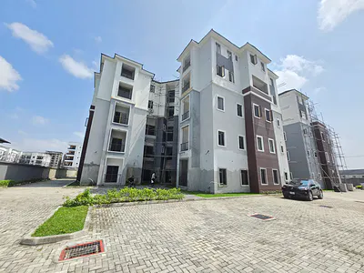 Distress Serviced 2 Bedroom Apartment with Swimming Pool/Gym/Elevator