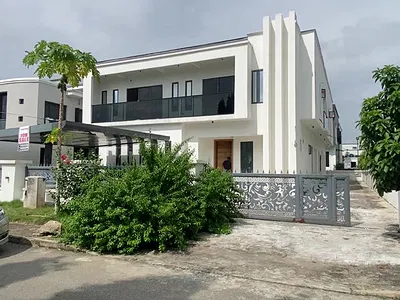 Beautifully Built 5 Bedroom Fully Detached Duplex with BQ