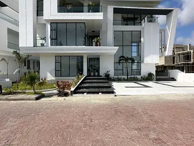 Stunning 5 Bedroom Fully Detached Duplex