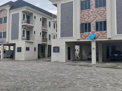 Nice 3 Bedroom Flat Upstairs