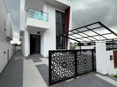 4-Bedroom Detached House with BQ