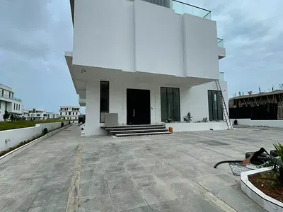 Contemporary 5 Bedroom Duplex with Cinema, Pool, Gym, Spar