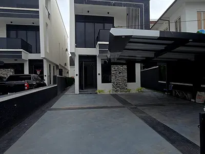 Newly Built 5 Bedroom House