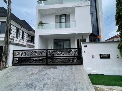 Contemporary 5 Bedroom Fully Detached Duplex.