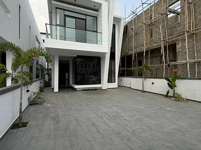 Luxury 5 Bedroom Fully Detached Duplex