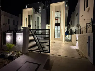 Luxurious 5 Bedroom Luxury Duplex Sitting on Two Floors