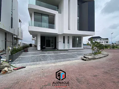 Newly Built 5 Bed Smart Home with Elevator