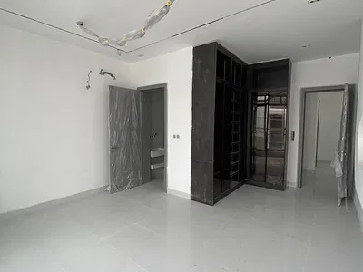 Newly Built 5 Bed Home with Terrace