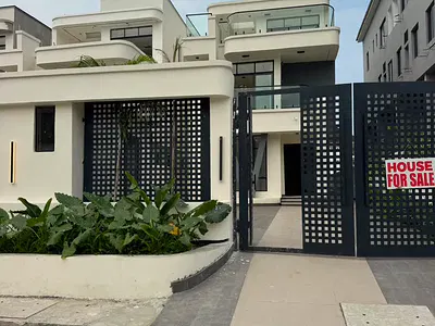 Contemporary 5 Bedroom Detached Duplex