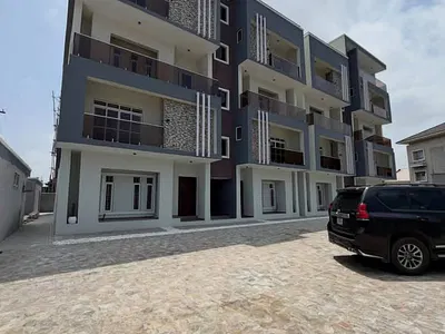 Luxury 2-Bedroom Maisonette with BQ Comes with: Spacious Living Areas
