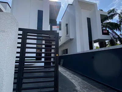 A High End 5 Bedroom Fully Detached Duplex
